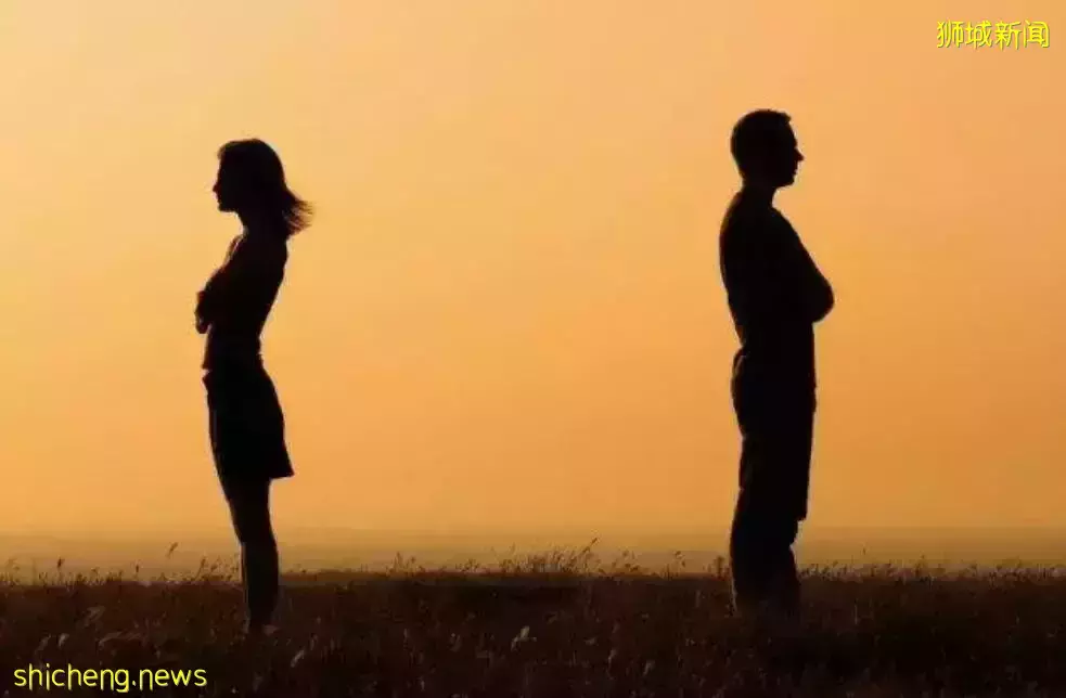 分手吗?逃车费那种!新加坡情侣骑摩托车逃费女友被栏“腰”拍下