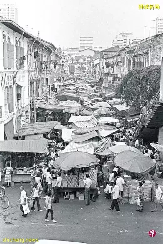 上世纪新加坡小贩在“虎口边”讨生活,有食客偏爱这心惊肉跳的刺激
