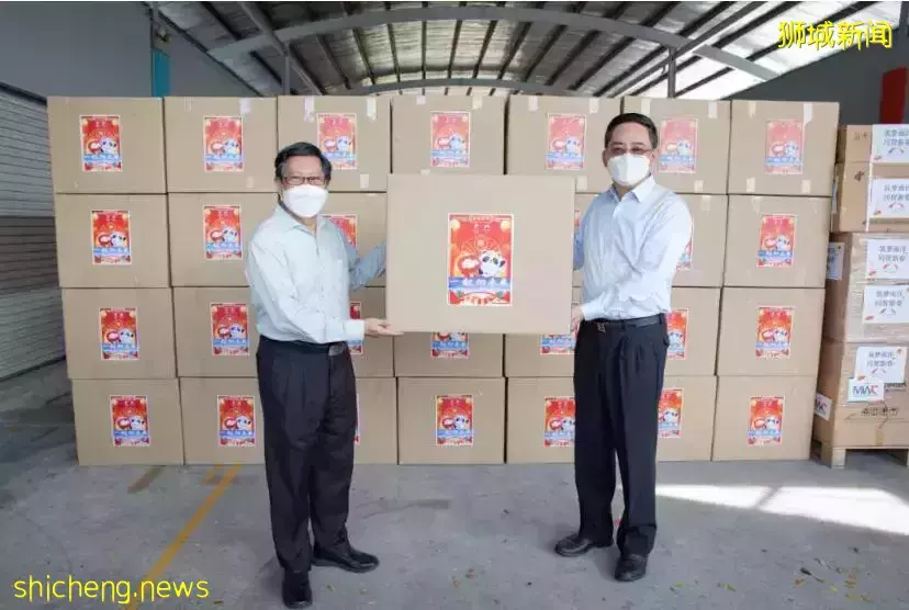 中国驻新加坡大使馆慰问中国客工，都送点啥？满屏都是大熊猫
