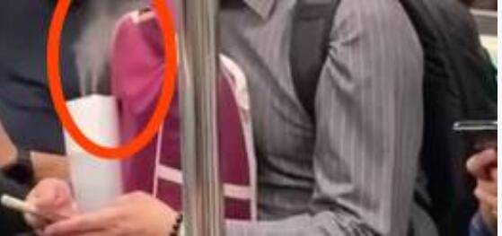 新加坡大哥坐地铁抱加湿器?网友担忧里面有新冠病毒