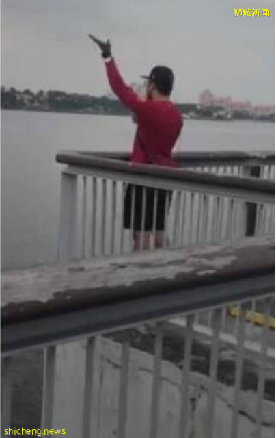 新加坡走紅的“揮手哥”再上熱搜，網友：賣漢堡的也開始玩情懷了