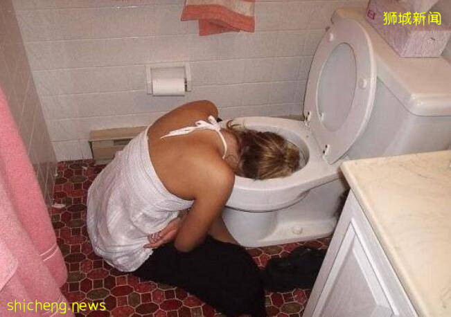 新加坡妹纸喝多疯起来了不得,七名警员都差点hold不住