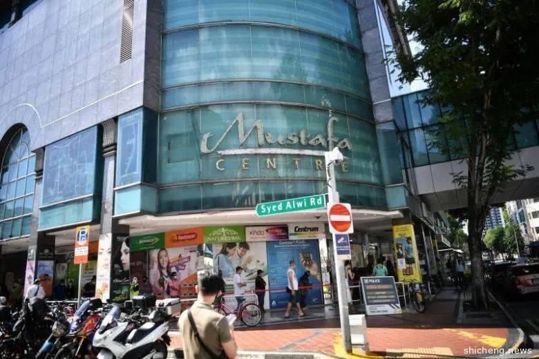 新加坡可能有超几百人感染的商场，重新开门了~ 还排起了队