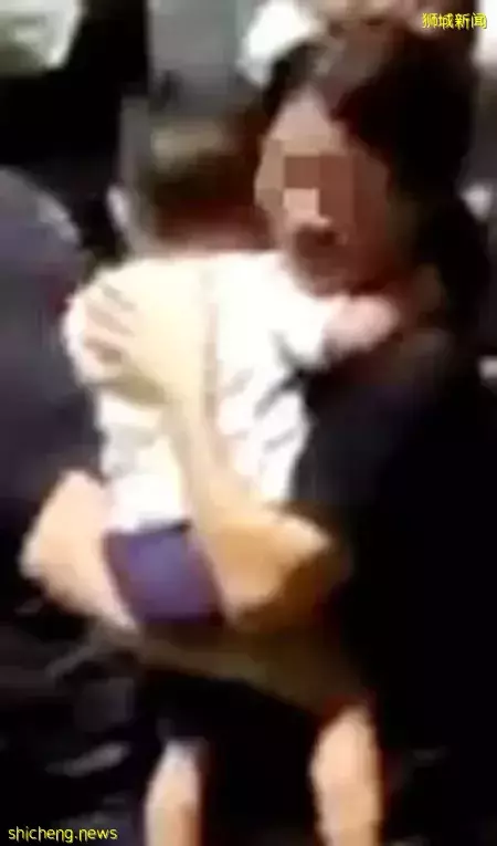 救命啊！男童反鎖車內 烈日下困半小時