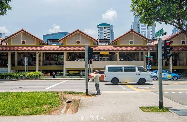 月薪四千多的新加坡人中午吃什么？两元钱的油鸡饭大排长龙