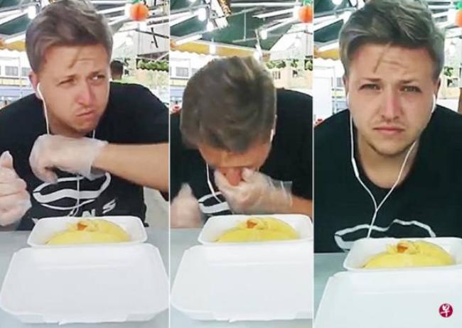 到狮城挑战吃榴梿 英国网红边哭边吐