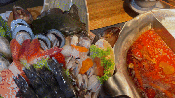 排队5小时!网红凑凑火锅来新加坡了!锅底无限续、奶茶免费喝!菜品大曝光