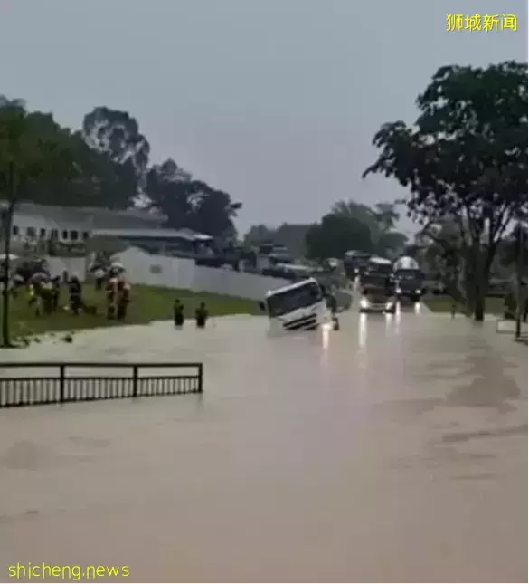 新加坡天降豪雨，大貨車在墳場淪陷？這麽巧