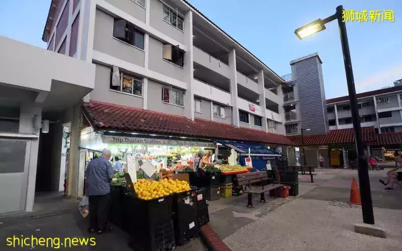 货摆出格遭举报 蔬果摊被罚500元