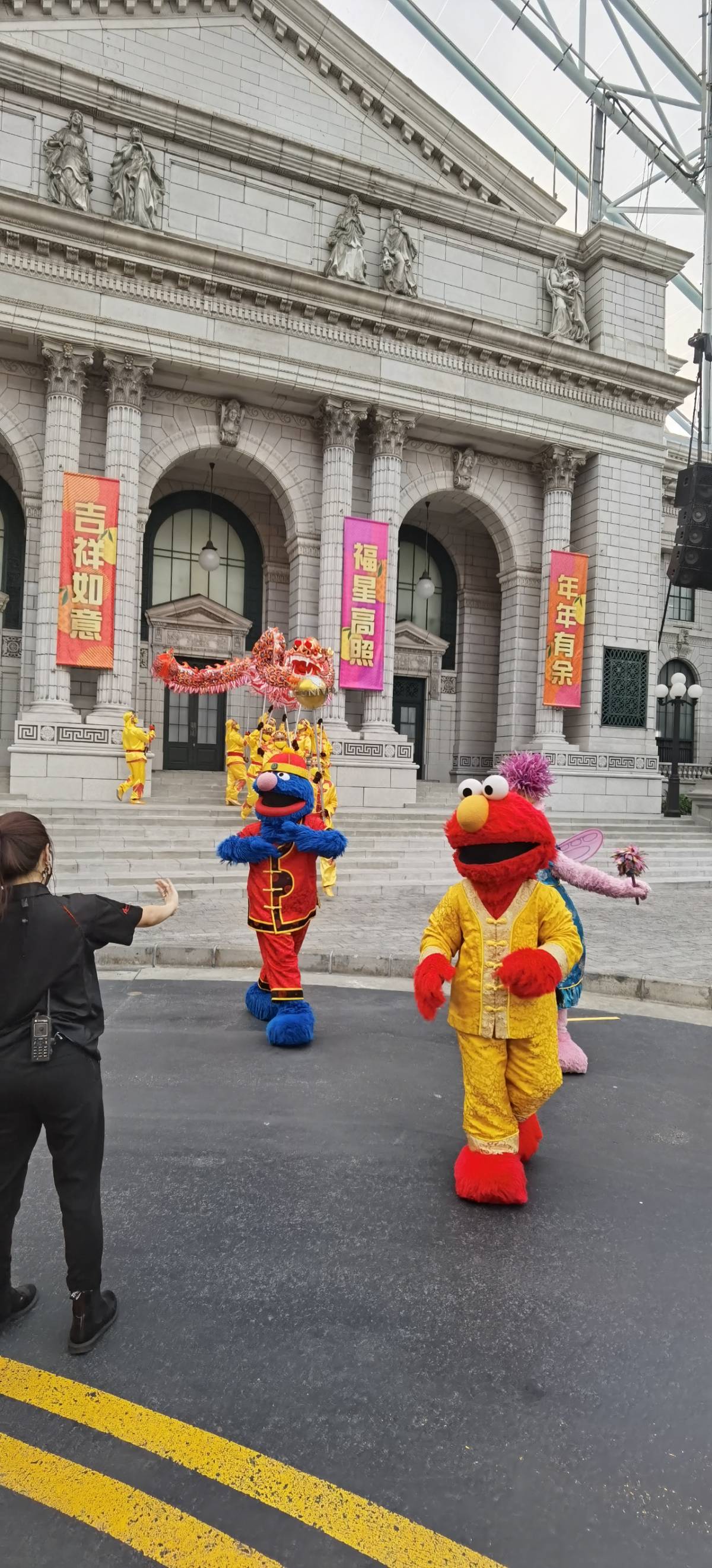 過年必玩!海洋館尋金元寶,環球影城12生肖小黃人激萌拜年