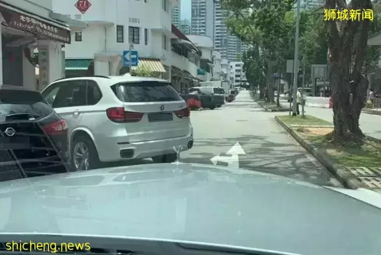 小坡有多小？在新加坡開勞斯萊斯偶遇寶馬，直接把路堵牢了