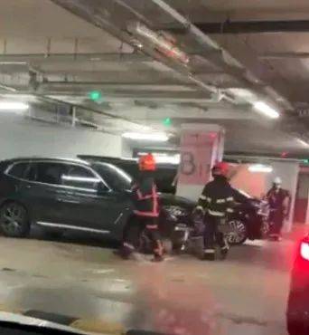 被疫情压抑太久了？ 榜鹅商场停车场闸门故障,车主纷纷鸣笛长达10分钟