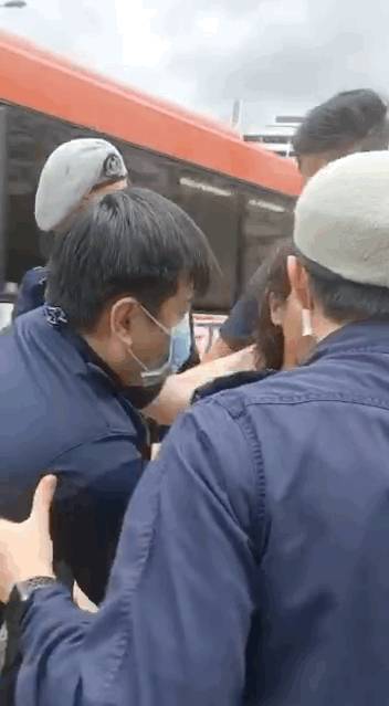 “警察打人了!?” 实拍一女子在新加坡被5个警察包围