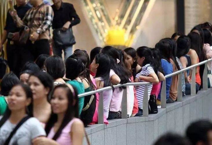 新加坡每年接获约550起女佣被非法调用投诉，新加坡请女佣到底好吗