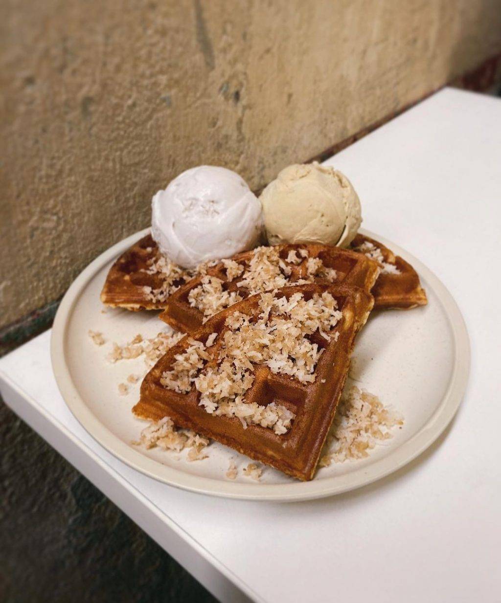 掀開賬篷,來到冰品店🍦小印度Three's A Crowd,綿密冰淇淋+酥脆華夫餅,驅走炎熱天氣💦