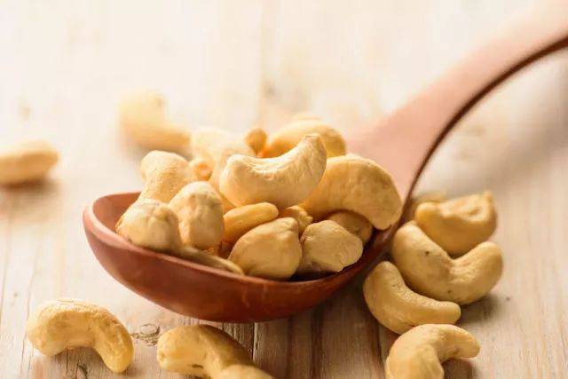 震惊!新加坡科学家公布春节零食热量,每吃一口就吞进半口脂肪!三招教你避免“过年肥”