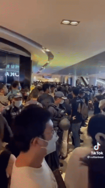 實拍!新加坡濱海灣金沙和烏節路人山人海,因爲它!有人暈倒、對警察喊:拿槍射我啊