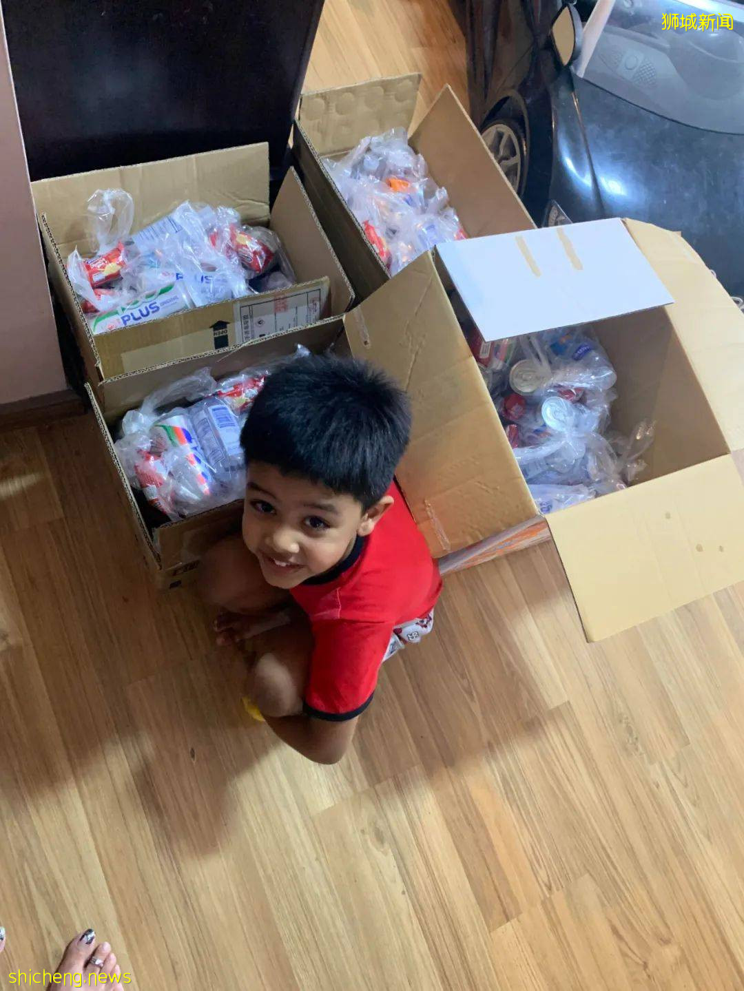 感動！新加坡4歲男孩用零花錢，送100份愛心包給客工