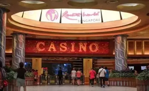 聖誕節，新加坡濱海灣水上驚現一具浮屍