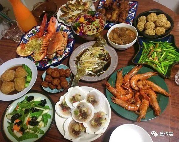 新加坡人家裏幾乎不做飯,沒時間沒條件,小販中心物美價廉還可靠