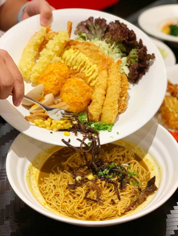 盤比臉大的日式靈魂咖喱飯🍛！ 料超足+量超大！新店開張隱藏菜色大公開！新店開張還有特價券可領喔