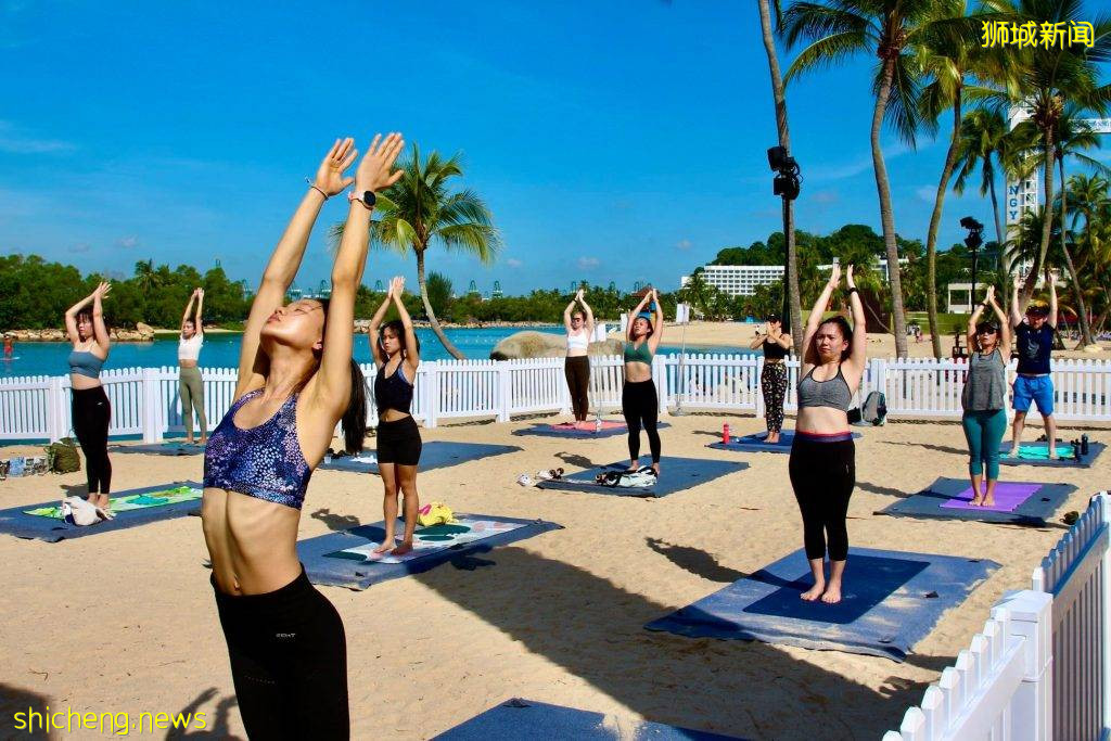 圣淘沙海边瑜伽课✨净化身心、舒展身体，赶快报名一起感受大海的气息🧘 