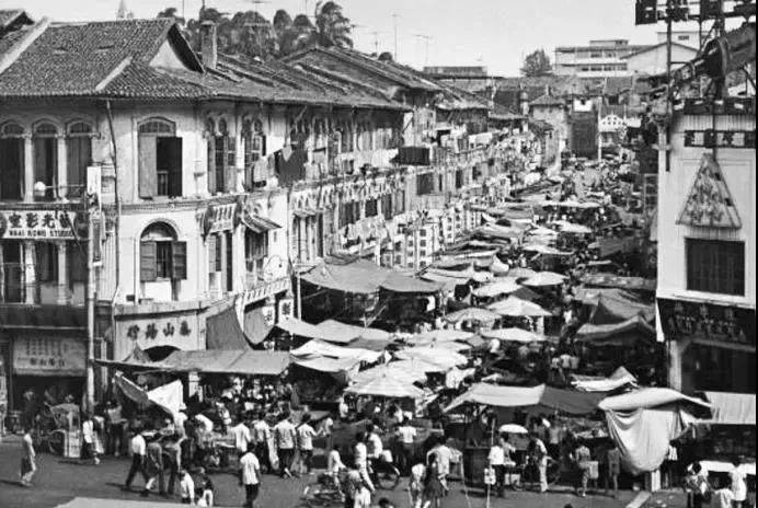 實拍!新加坡這個網紅套上小馬甲,淪落路邊掃垃圾