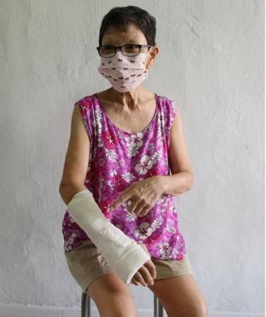 回家途中被狗攻擊 阿嫂右手骨折縫7針