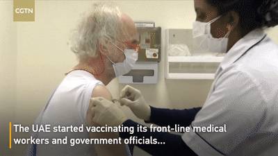 中國疫苗逆襲!美媒力挺,英國富豪專門飛迪拜接種!新加坡即將批准