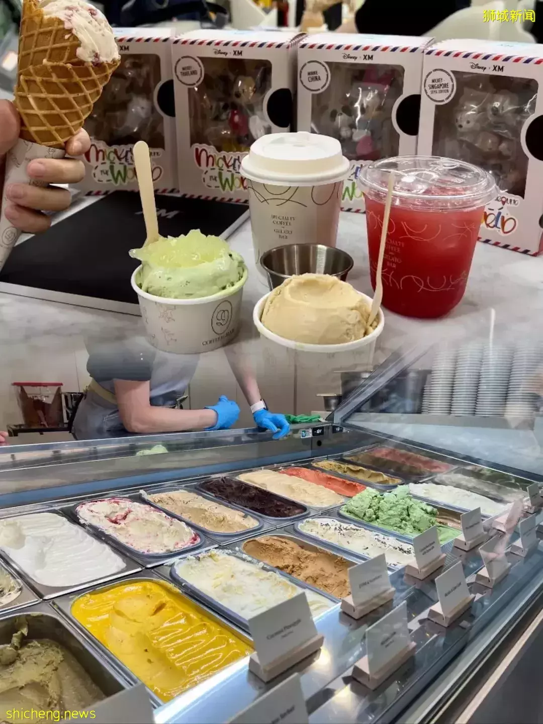 免费！蝙蝠侠、哥斯拉、变形金刚空降新加坡，娃看到两眼放光