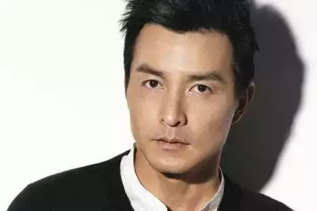 他們千裏奔赴中國,新加坡男明星感動大呼:好想買機票飛回家