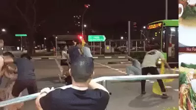 震惊!这名学生在新加坡被狂砍6刀,缝了几十针!警方高层:芽笼是潜在火药桶