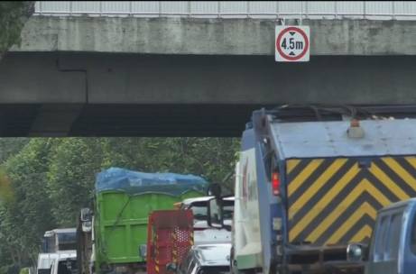 新加坡二货司机无视限高,货物直撞高架、货物一地狼藉