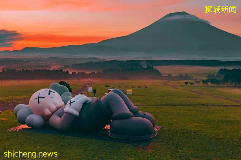 《KAWS: HOLIDAY》11月正式登陸新加坡！42米濱海灣浮動舞台巨型擁抱雕塑&獅城獨家收藏品，讓你大飽眼福