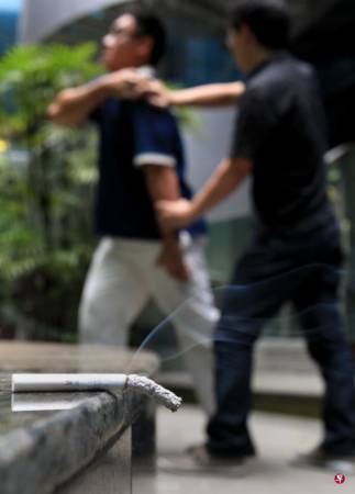 送餐员乱扔烟蒂被取缔 反指稽查员是冒牌的