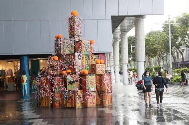 乌节路圣诞树变新春树 设计者被酸“偷懒”