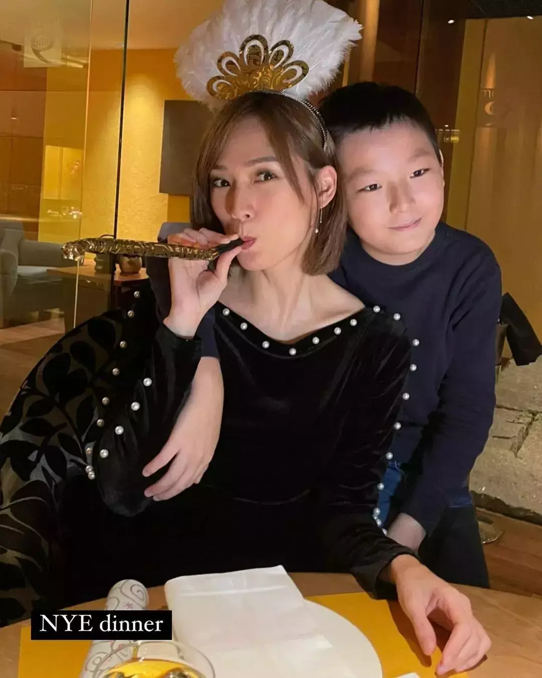 驚！新加坡女星鄭秀珍跟10歲兒子聊“性”，尺度真大