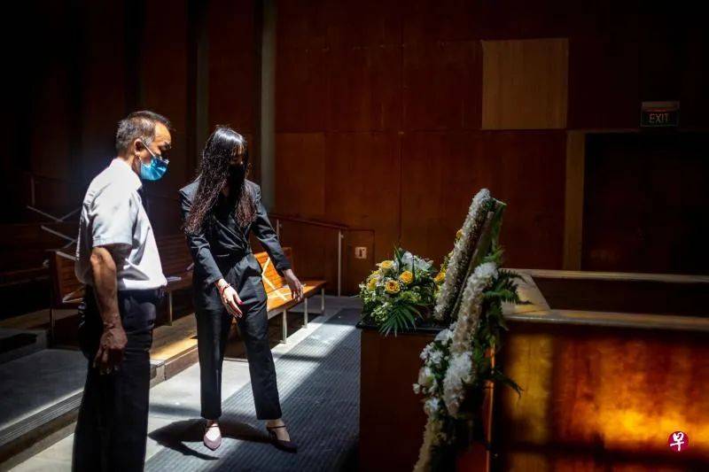 她,套上一身黑从夜店转战这份高贵的职业,如同破茧而出的蝴蝶