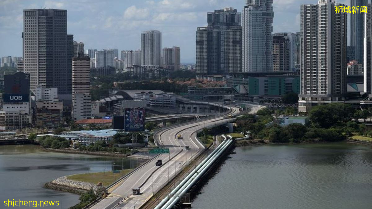 终于成功带了3个女儿进来新加坡, 我和2个女儿是PR，小女儿是IPA