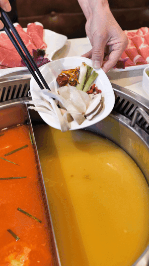 新加坡這家九宮格火鍋太贊了！不限量自助、免費湯底、送飲料