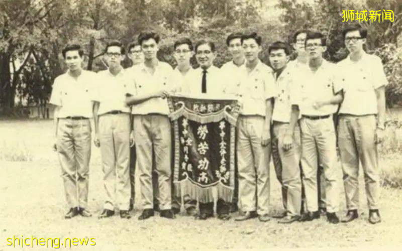 72歲帶病堅守崗位!華僑中學畢業生林仁耀獲“飛躍教師獎”,將繼續義工教師之職,回饋社會