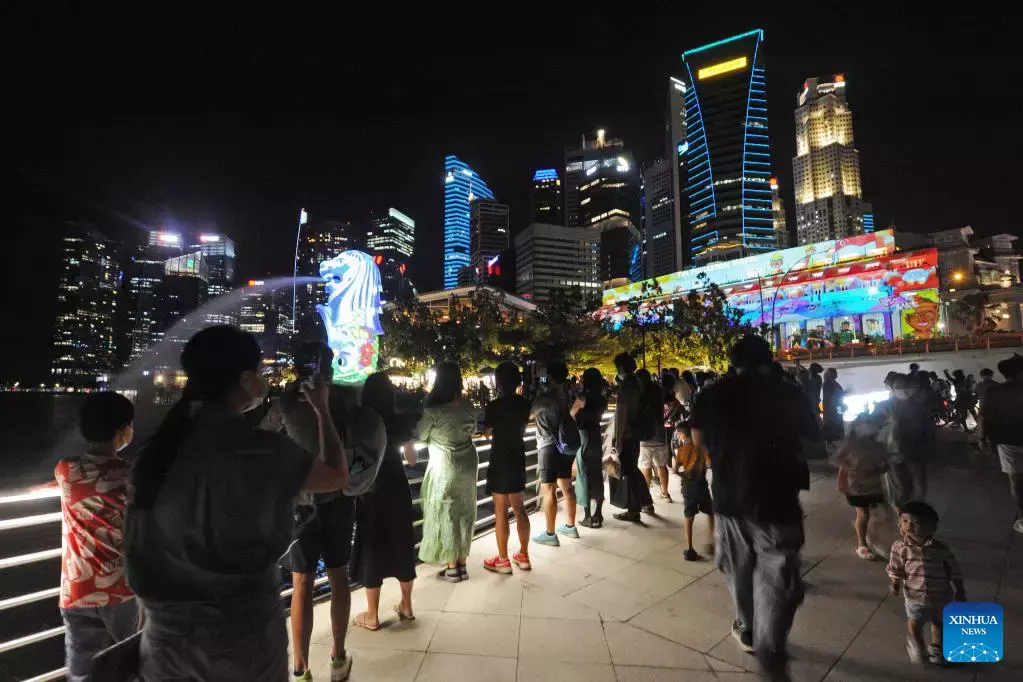 酷航空姐和洋人在飞机上大开派对？上身赤裸、不戴口罩还喝酒