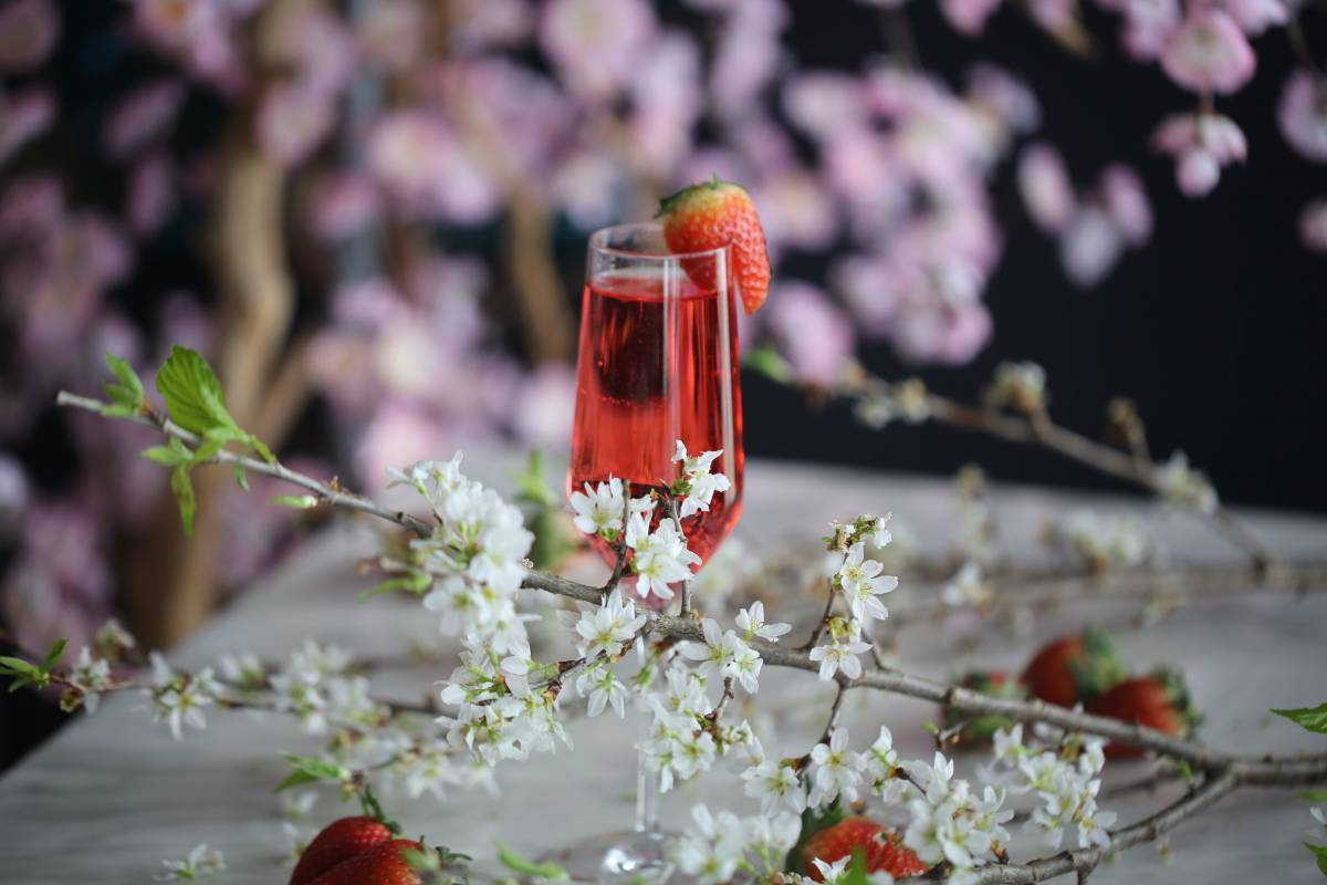 浪漫櫻花季甜點🌸 限量版“草莓櫻花”下午茶，空運花瓣+仿真造型！好看到舍不得吃啦