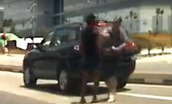 切换车道起争执 洋司机变路霸打人