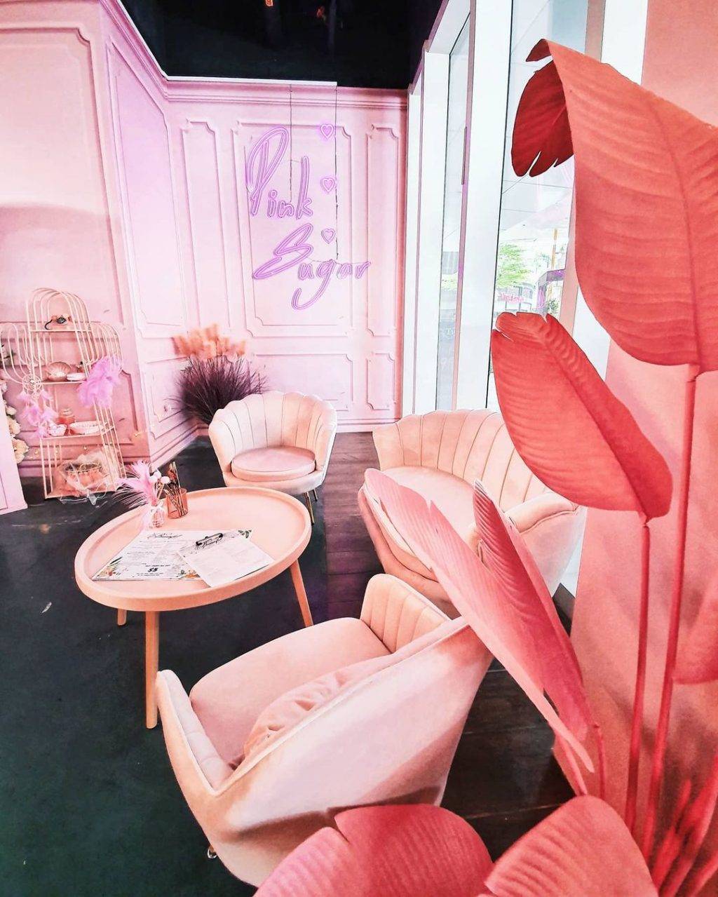 粉色浪潮預警💟新晉網美咖啡館A Beautiful Day Cafe🌹夢幻打卡角落、現烤舒芙蕾,接受甜蜜暴擊✨