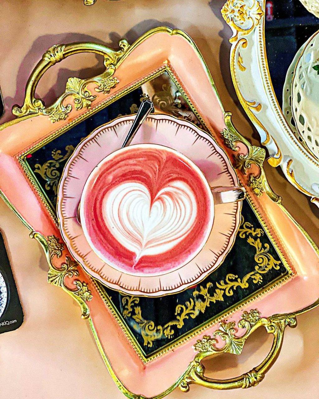 粉色浪潮預警💟新晉網美咖啡館A Beautiful Day Cafe🌹夢幻打卡角落、現烤舒芙蕾,接受甜蜜暴擊✨