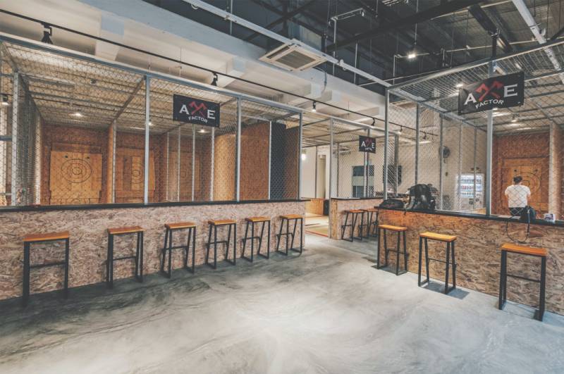 扔斧頭、潑顔料:大家一起來發泄