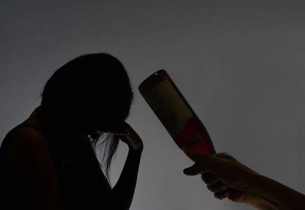 女佣遭酷虐逃走 跪抱陌生人大腿求助