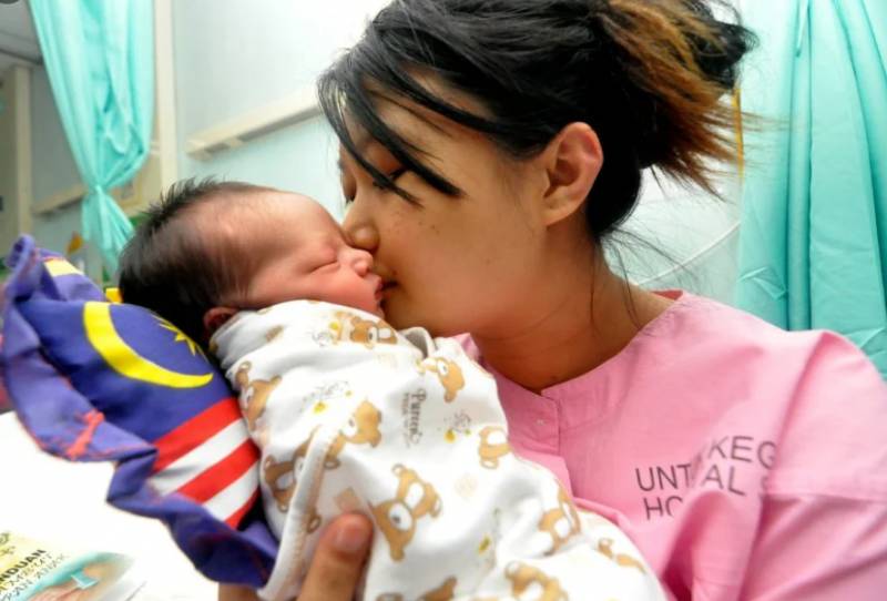 中国专家建议尽快开放三胎!网友:学新加坡发钱