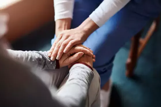 一波三折！加了10個中介＋面試N次，好不容易請到女傭，她卻進了新加坡警察局